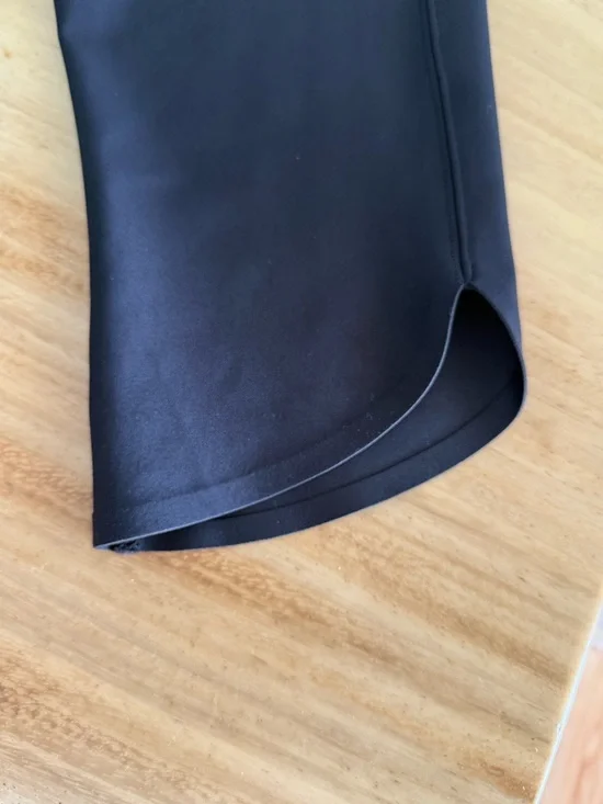 ALO Yoga Black Cropped Capris with Matching Black Sports Bra - Picture 6 of 7